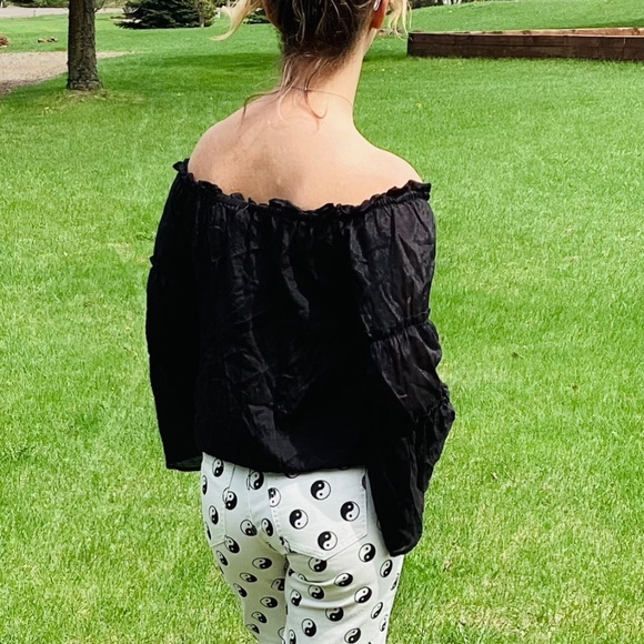 Off Shoulder SEXY Ruffle, Tapered & Flared Blouse ~ NWT - Picture 2 of 3